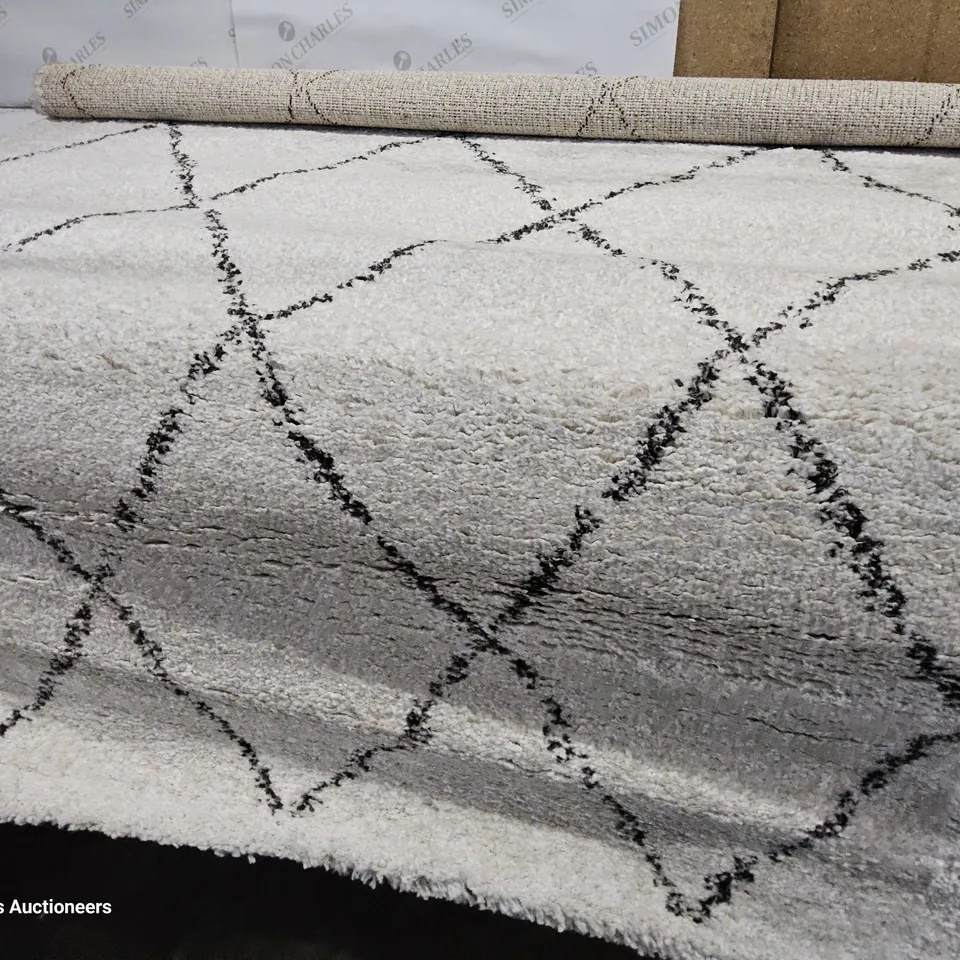 ELSA SHAGGY WHITE/CHARCOAL BLACK RUG 120 × 170