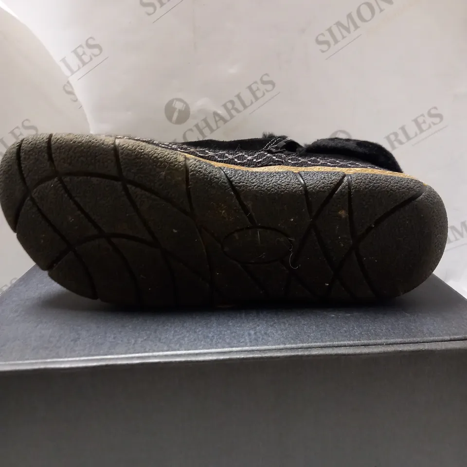 EARTH ORIGINS EMMALYN BLACK BOOTIES - SIZE 6