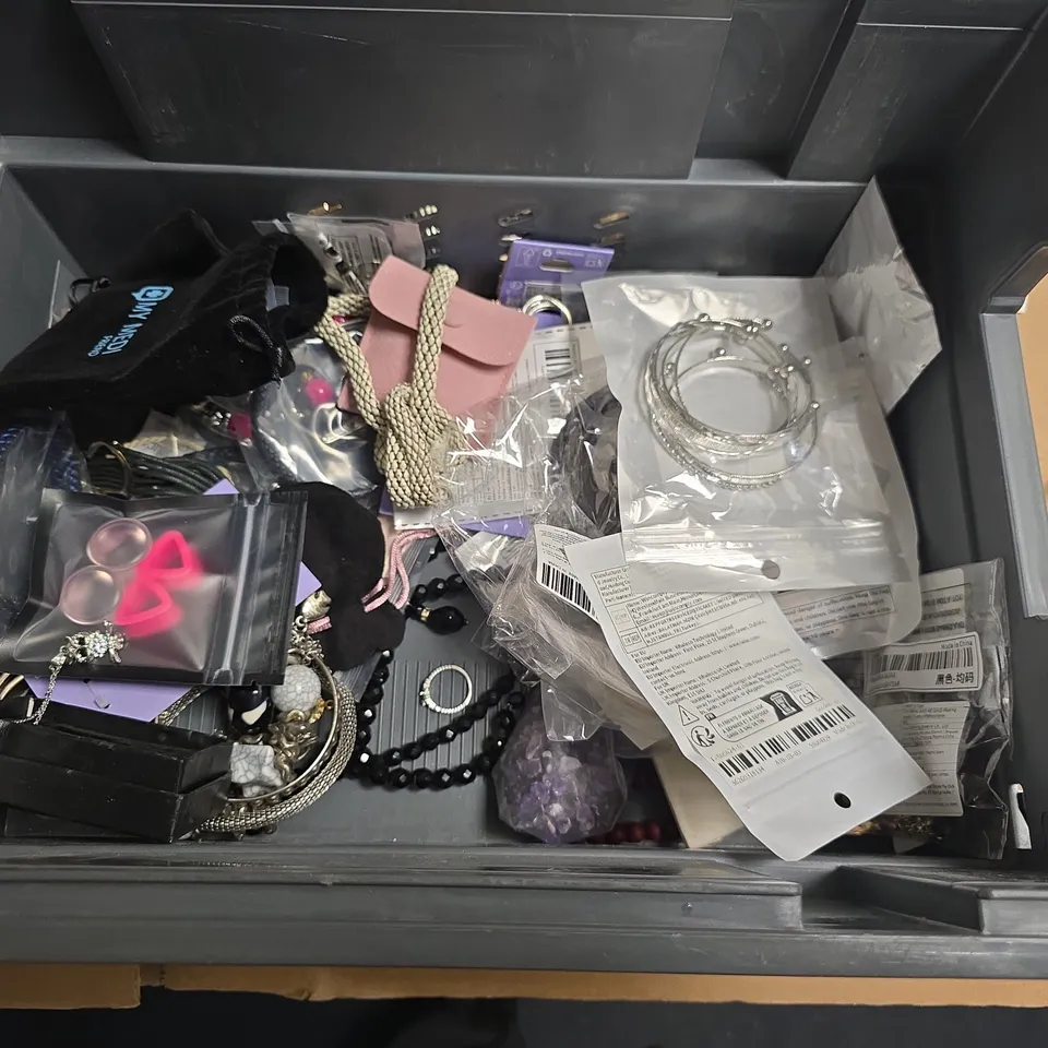 LARGE QUANTITY OF ASSORTED JEWELLERY TO INCLUDE: TO INCLUDE COSTUME JEWLLERY, WATCHES AND BRACELETS