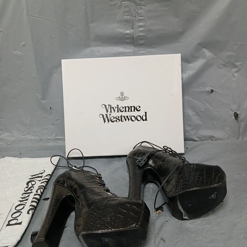 BOXED PAIR OF VIVIENNE WESTWOOD BLACK ELEVATED GHILLIE SIZE EU 41 