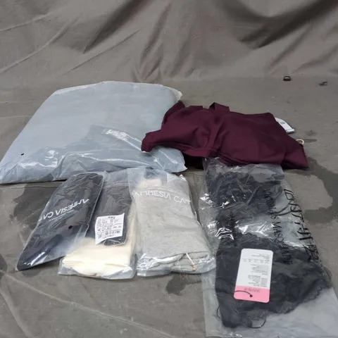 BOX OF APPROXIMATELY 20 ASSORTED CLOTHING ITEMS TO INCLUDE BLACK HOODIE, SOCKS, BRA, QUICK DRY WOMEN T SHIRTS ETC