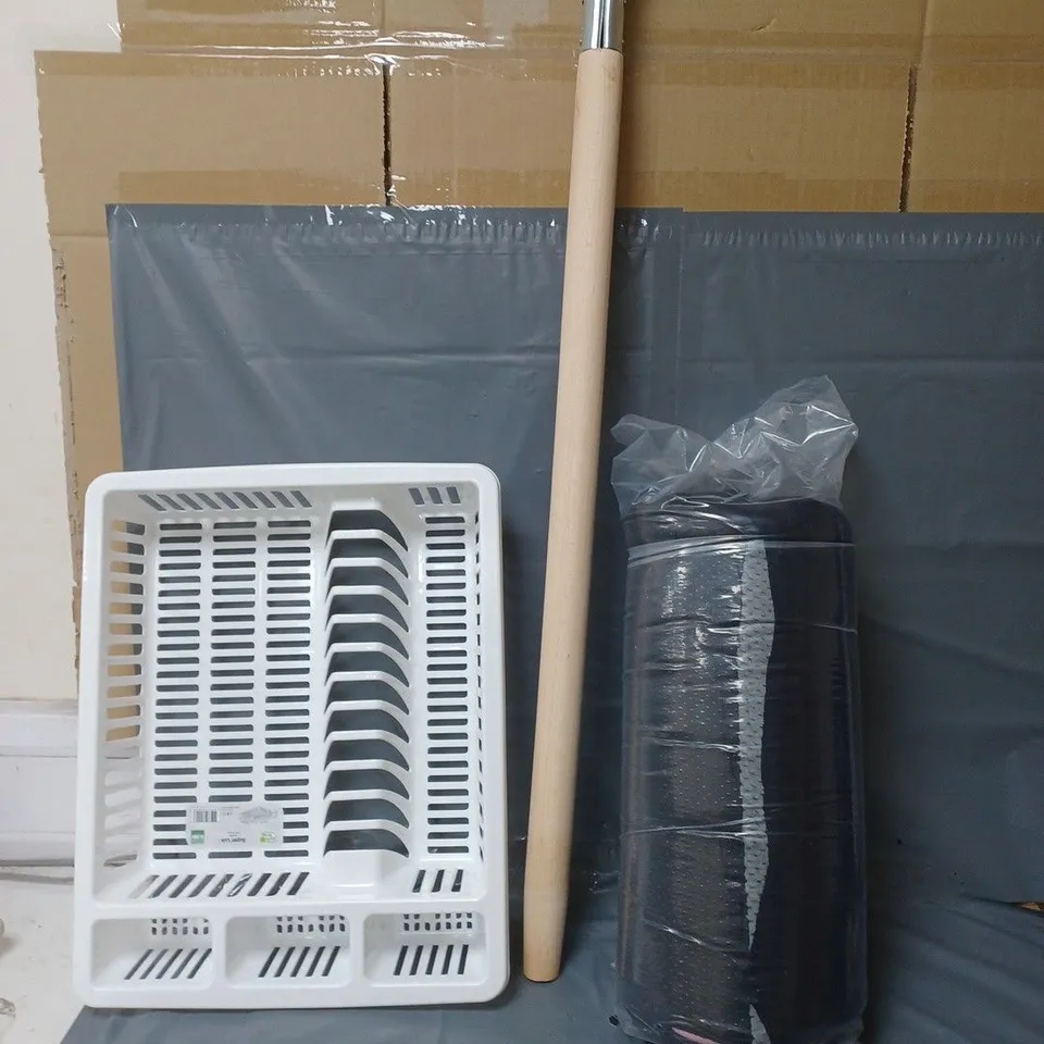 APPROXIMATELY 10 HOUSEHOLD ITEMS TO INCLUDE SHOVE HANDLE, DOG STAIRS AND DISH DRAINER