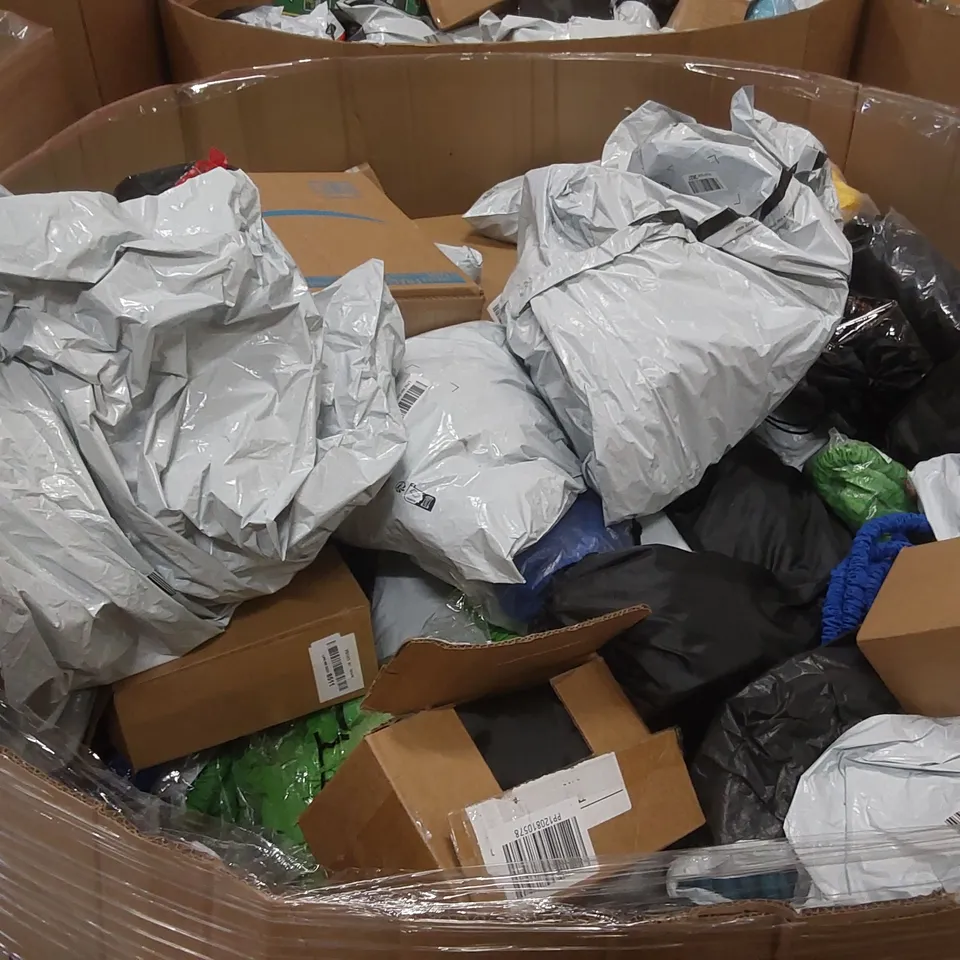 PALLET CONTAINING A LARGE QUANTITY OF ASSORTED HOSE PIPES, POOL INFLATABLES ECT