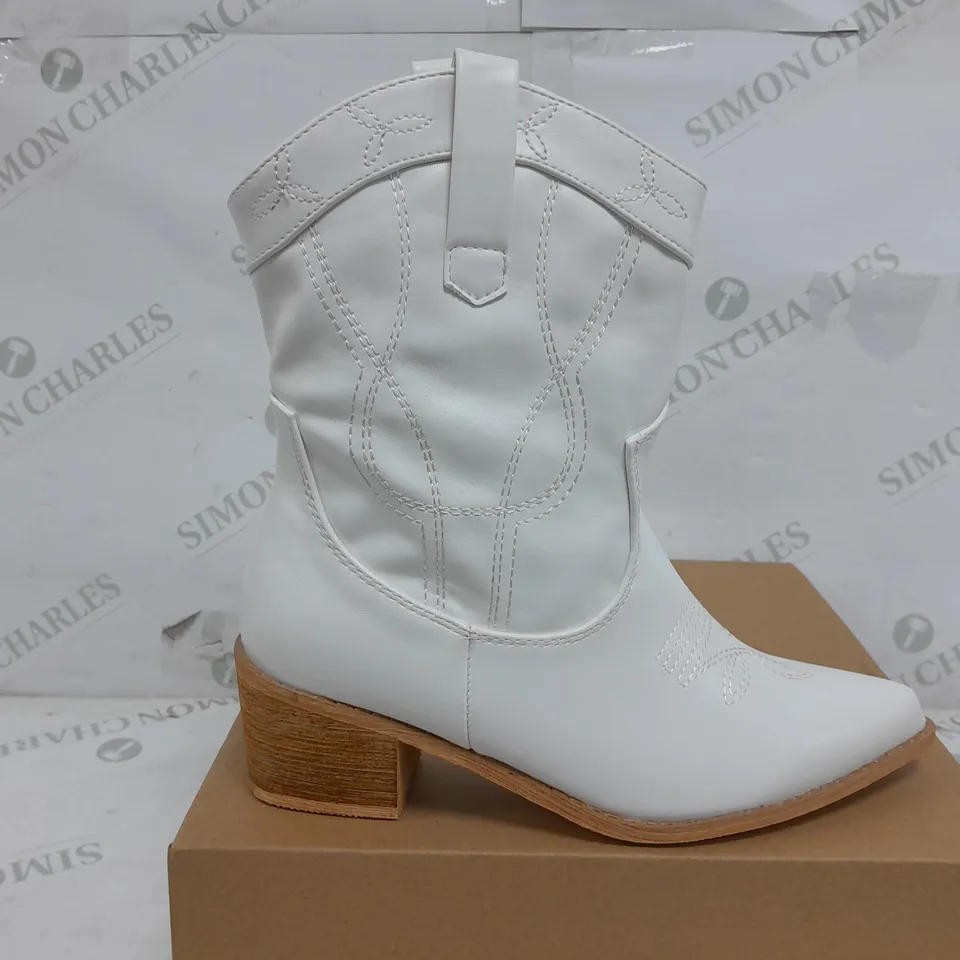 BOXED PAIR OF BOOHOO WIDE FIT STITCH DETAIL ANKLE WESTERN BOOTS IN WHITE - SIZE 4