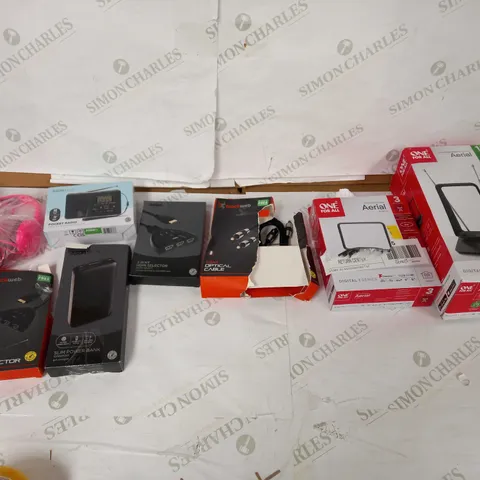 LOT OF APPROXIMATELY 5 ASSORTED ELECTRICAL ITEMS TO INCLUDE BLACKWEB OPTIMAL CABLE, SLIM POWER BANK, AND ASDA POCKET RADIO ETC.