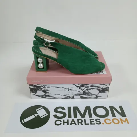 BOXED PAIR OF MODA IN PELLE PEARLEY PEARL ANNIVERSARY HEELED SANDAL IN GREEN - SIZE 40