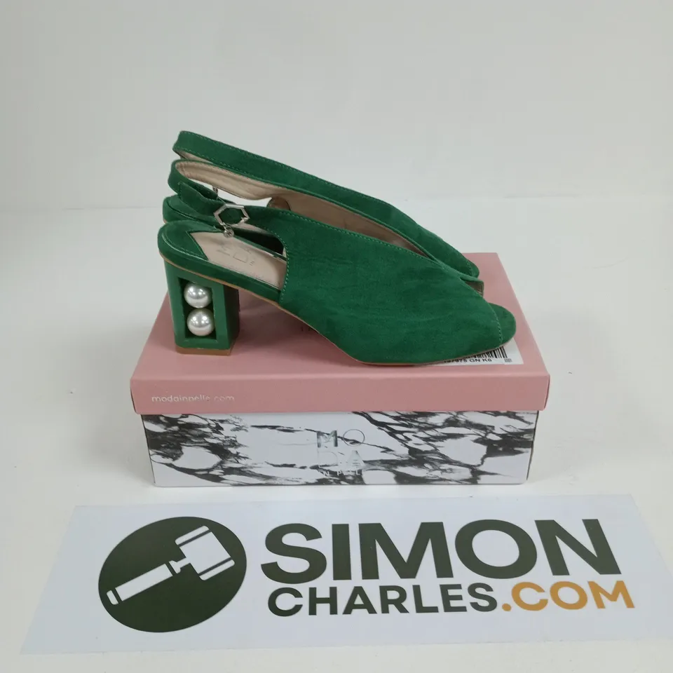 BOXED PAIR OF MODA IN PELLE PEARLEY PEARL ANNIVERSARY HEELED SANDAL IN GREEN - SIZE 40