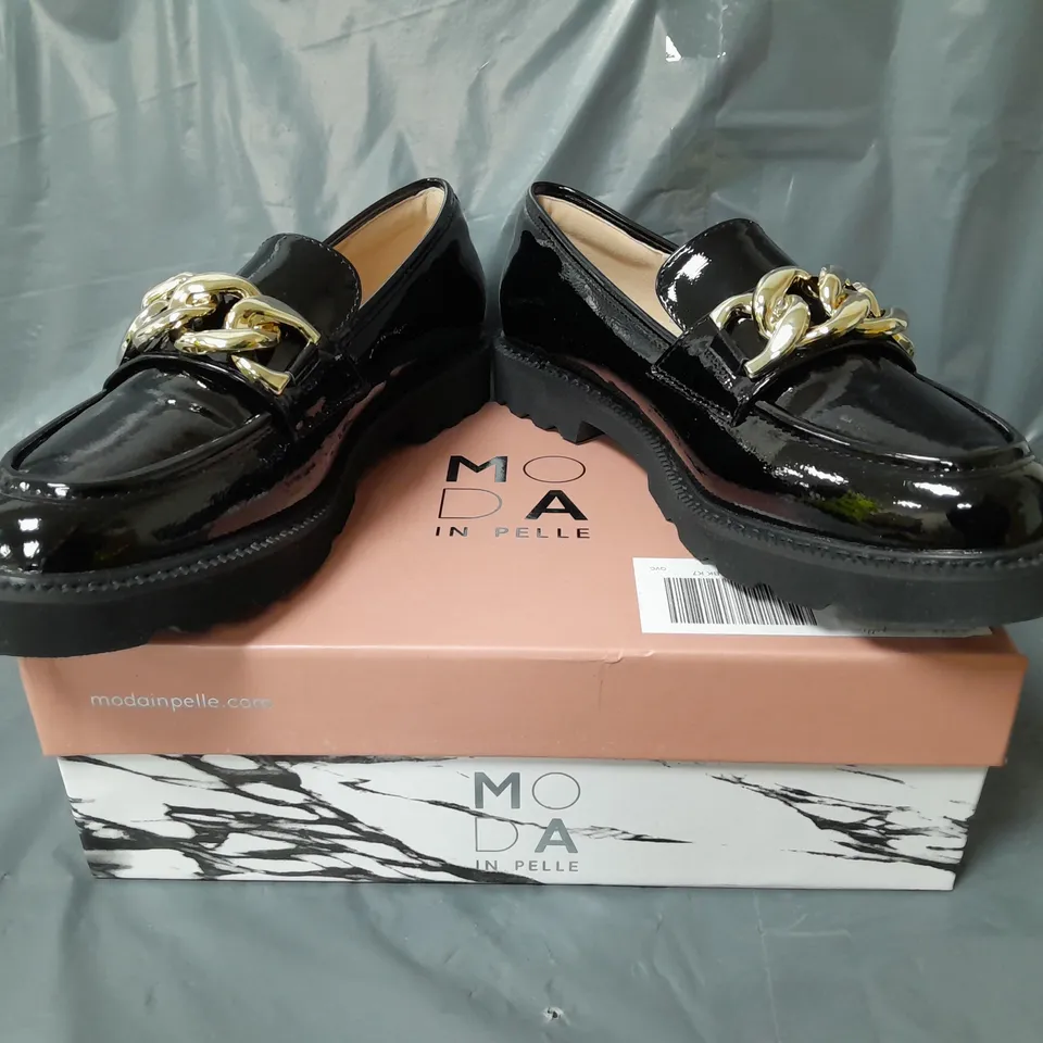 BOXED PAIR OF MODA IN PELLE CHUNKY LOAFERS IN BLACK W. GOLD EFFECT CHAIN SIZE 7
