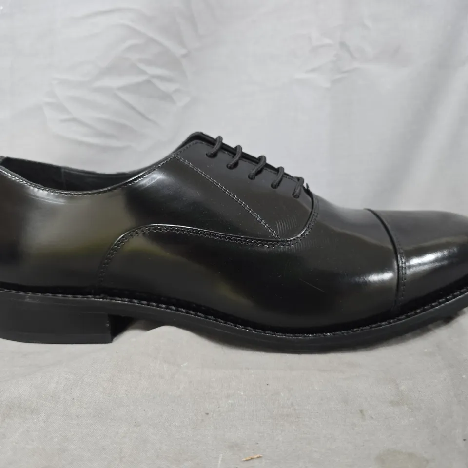 UNBOXED PAIR OF SAMUEL WINDSOR LACE UP SHOES IN BLACK SIZE 12