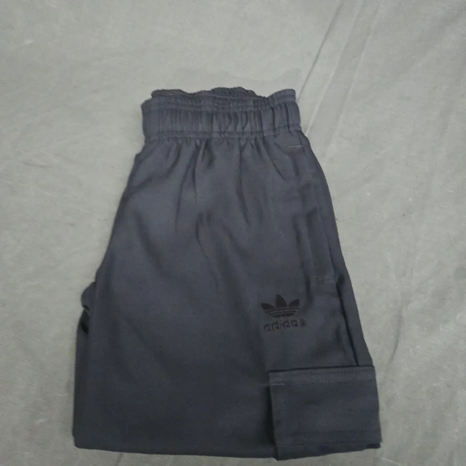 ADIDAS ORIGINAL JUMPER AND TRACKSUIT BOTTOMS SIZE 4-5 YEARS