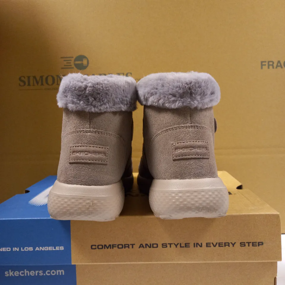 SKETCHERS ON THE GO WINTER FLING BOOT SIZE 3