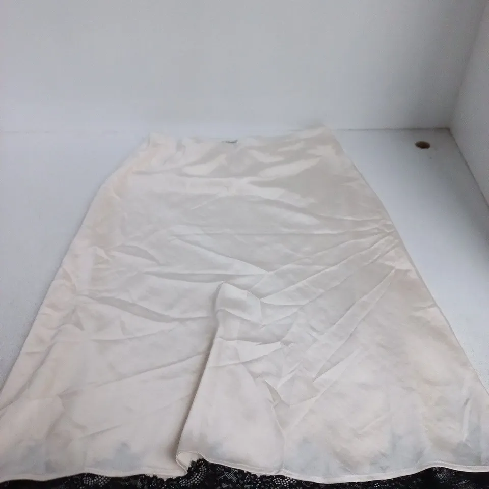 ABERCROMBIE & FITCH WOMEN’S WHITE SATIN SLIP WITH BLACK LACE TRIM – SIZE L