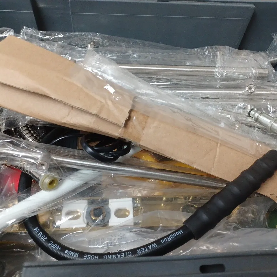 BOX OF APPROXIMATELY 12 ASSORTED ITEMS TO INCLUDE - WATER CHANGE KIT , WOKIN WIRE STRIPPER , WOKIN WIRE STRIPPERS ETC
