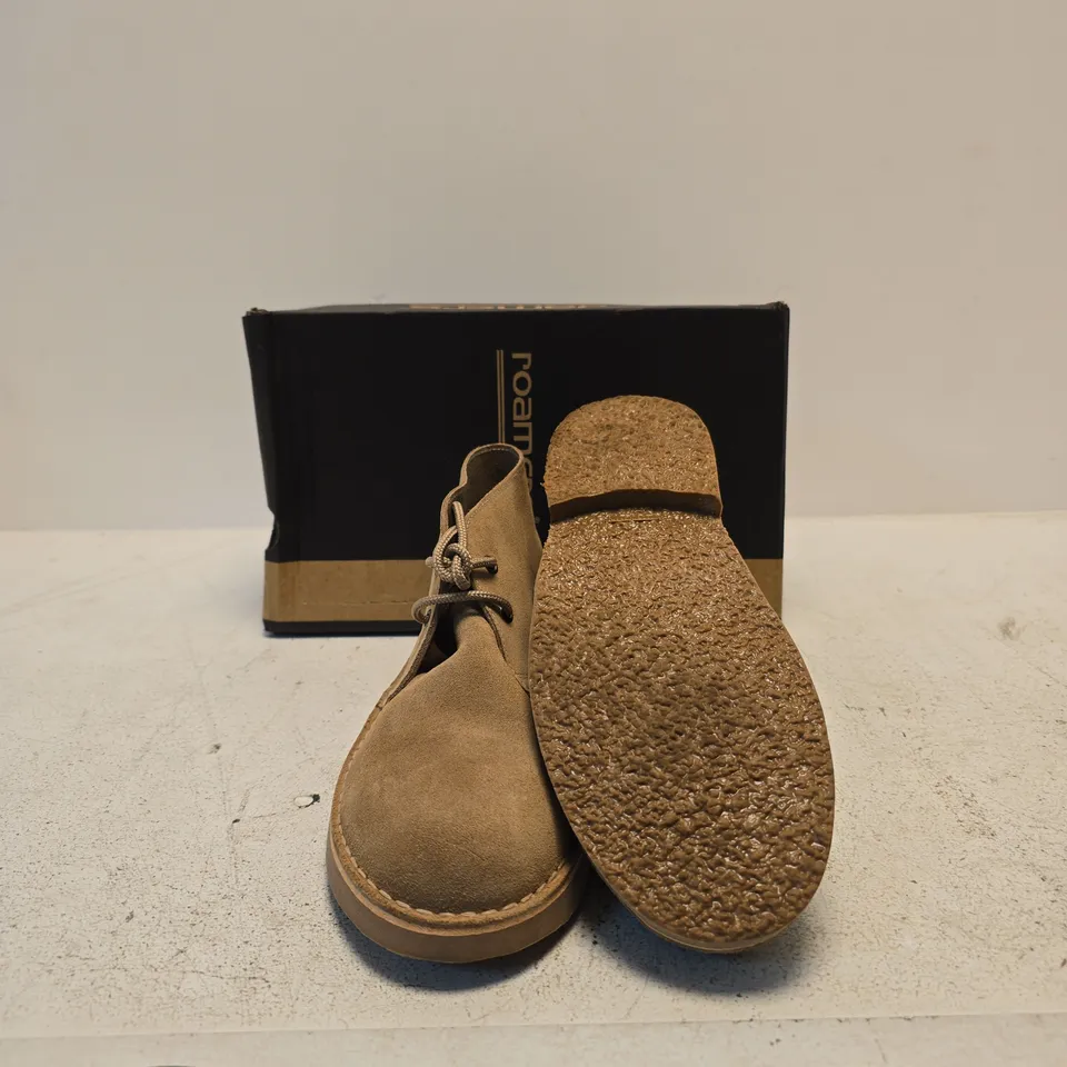 ROAMERS DESERT BOOT – STONE SUEDE, UK 9 (EU 43) – BOXED