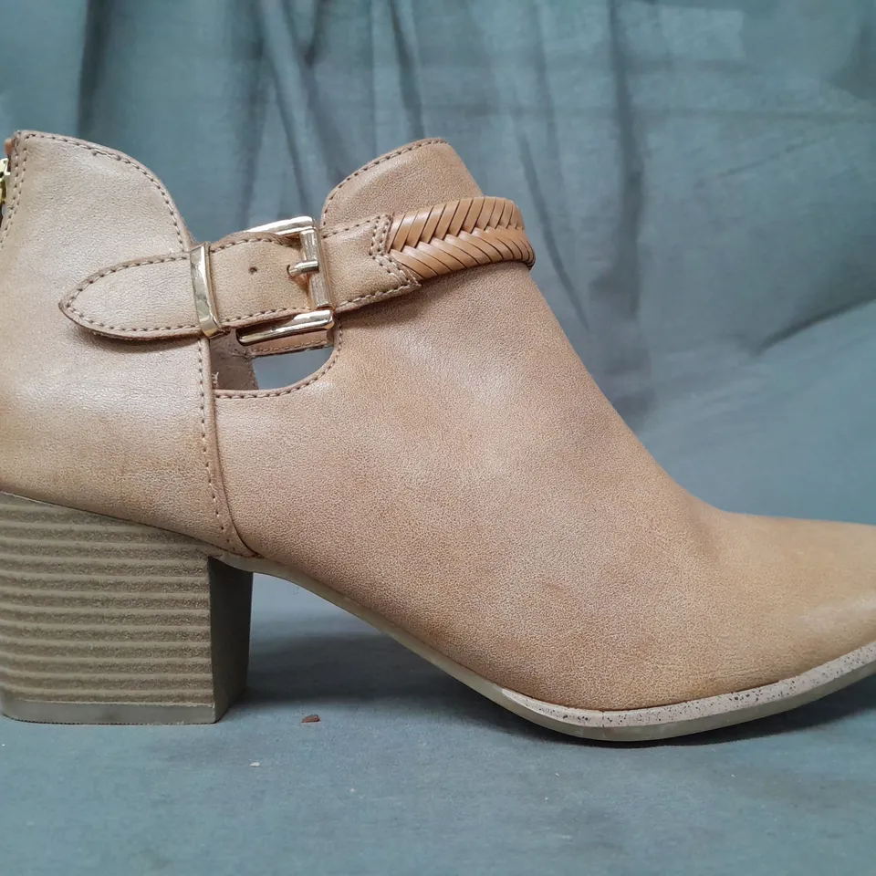 PAIR OF COMFORT TU BLOCK HEEL SHOES IN TAN SIZE 6