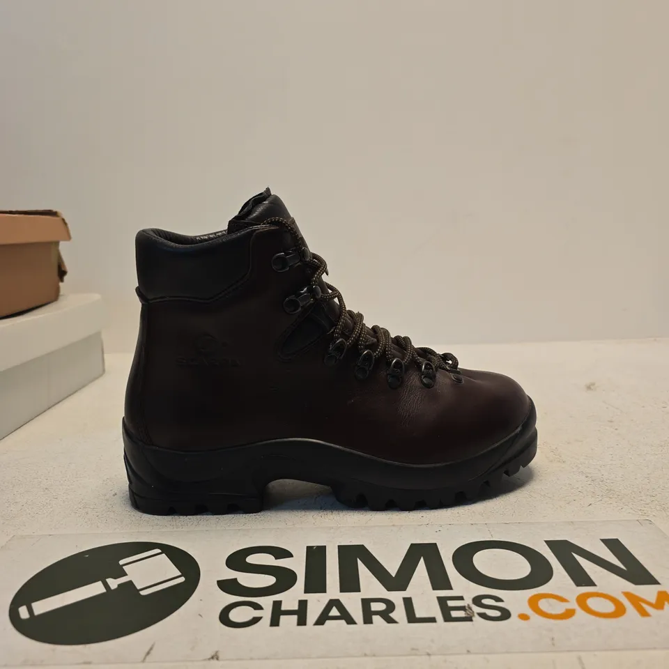 SCARPA HIKING BOOTS – EU 43 (UK 9)