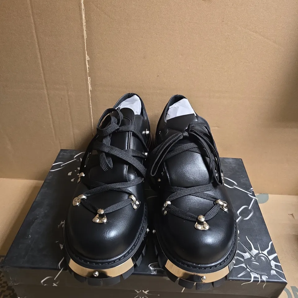 BOXED PAIR OF KOI HIDDEN IN SOLITUDE BLACK BOOTS – UK SIZE 9