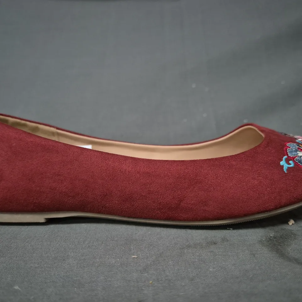 BOXED PAIR OF SOLE SENSATION SLIP-ON SHOES IN RED W. FLORAL DESIGN SIZE 6