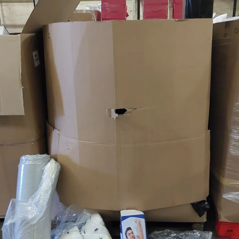 PALLET OF ASSORTED ITEMS INCLUDING: BEDDING AND CUSHIONS