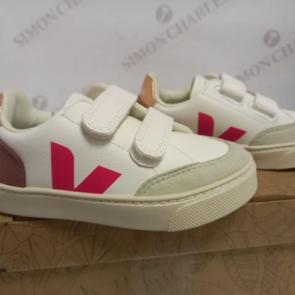 UK C10.5 VEJA V-12 CHROME DETAIL CHILDRENS TRAINERS 