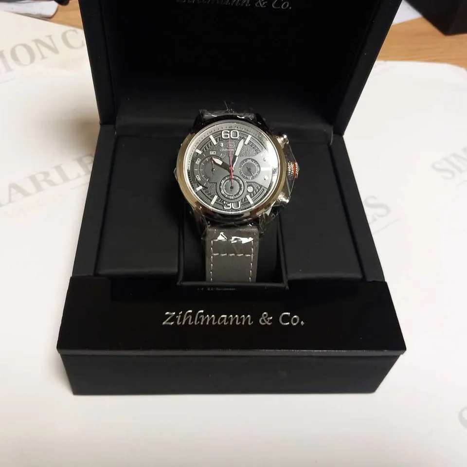 MEN’S ZIHLMANN & CO CHRONOGRAPH WATCH – MODEL ZC320 – SILVER COLOUR CASE – BLACK DIAL WITH SUB DIALS – 3ATM WATER RESISTANT – LEATHER STRAP 