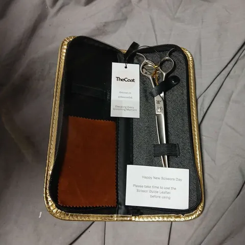 THE COAT BY VERITY HARDCASTLE GROOMING SCISSORS SET – GOLD CASE