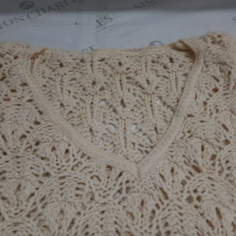 LOT OF APPROXIMATELY 15 CROCHET PULL V-NECK JUMPERS IN ECRU - SIZE UNSPECIFIED