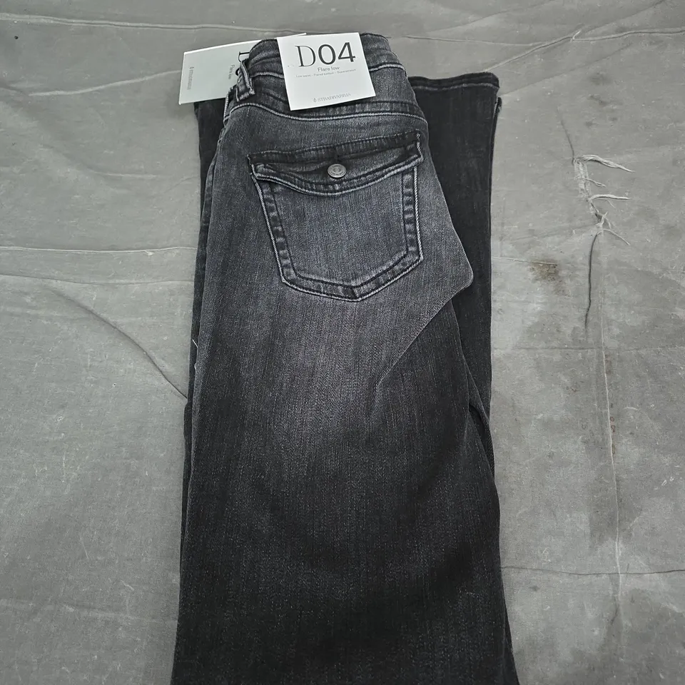 STRADIVARIUS WOMEN'S DARK DENIM FLARE JEANS – D04 - SIZE 8