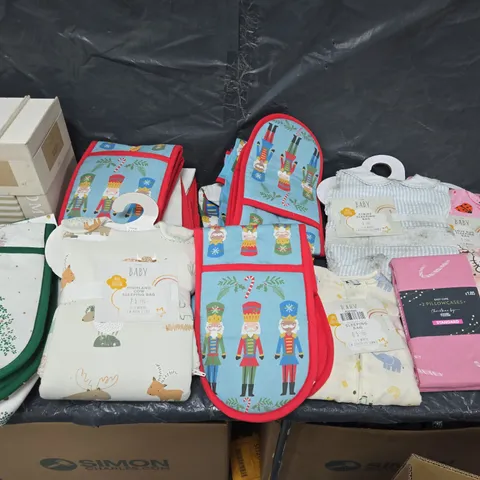 BOX OF APPROXIMATELY 8 ASSORTED HOMEWARE ITEMS TO INCLUDE PILLOWCASES, STORAGE BOOKS, AND OVEN GLOVES ETC - COLLECTION ONLY