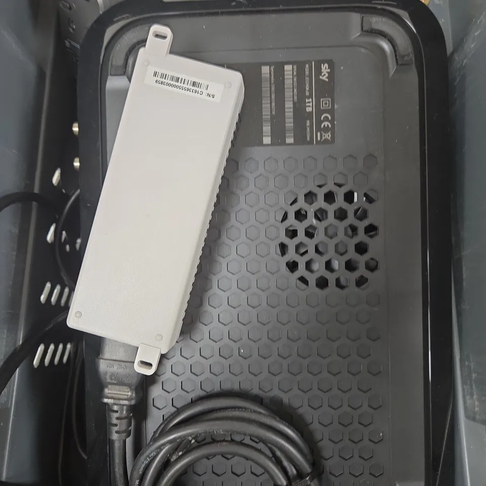 APPROXIMATELY 10 ASSORTED ELECTRICAL PRODUCTS TO INCLUDE TV BOX, NETWORK CABLES, POWER SUPPLY ETC