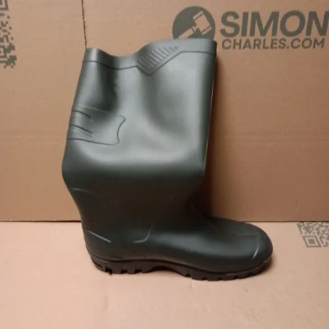 UNBOXED PAIR OF DUNLOP WELLYS IN DARK GREEN - SIZE 9