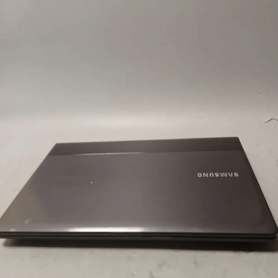 SAMSUNG NP300 LAPTOP 