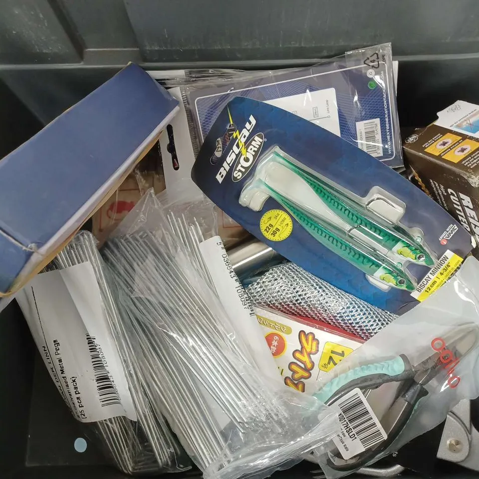 APPROXIMATELY 15 ASSORTED PRODUCTS TO INCLUDE 6-INCH GALVANISED METAL PEGS, STORM BISCAY MINNOW, CARP FISHING RIGS 