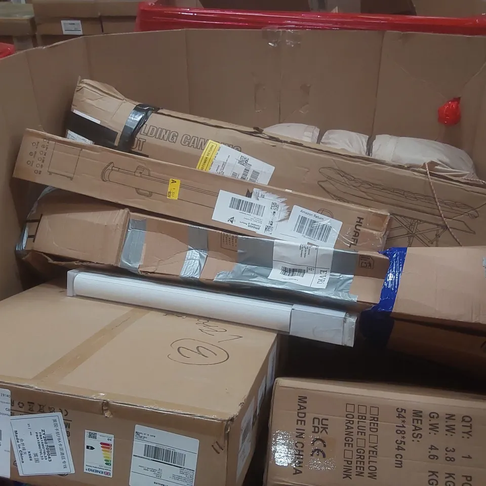 PALLET CONTAINING A LARGE QUANTITY OF ASSORTED ITEMS INCLUDING: CEILING FAN WITH LIGHT, FOLDING CAMPING BED, SAFETY GATE, BLINDS ECT