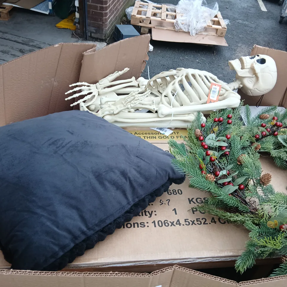 PALLET OF APPROXIMATELY 26 ASSORTED PRODUCTS TO INCLUDE; WARREN FIR TREE, NUTCRACKER LARGE, STACEY DINNER SET, COTTON TREE SKIRT, CUSHION, TOILET SEAT BAMBOO AND ORGANIC MIRROR