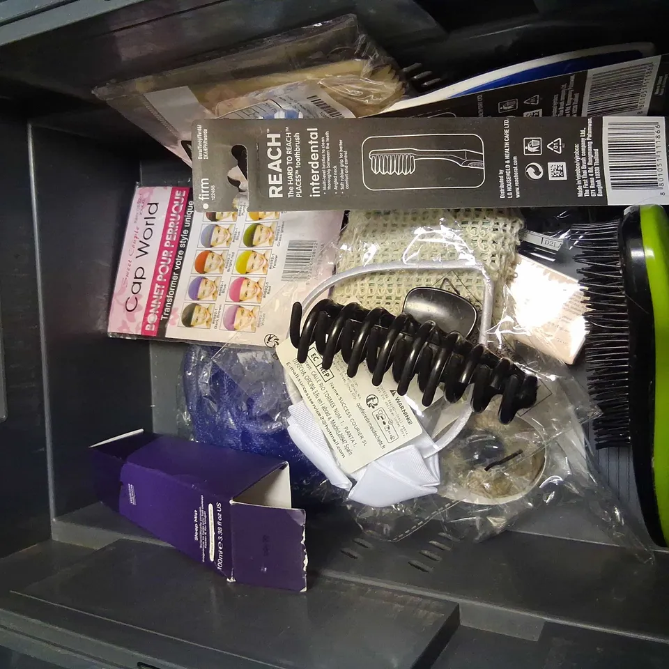 APPROXIMATELY 20 ASSORTED HEALTH AND BEAUTY PRODUCTS TO INCLUDE; ALWAYS, AVEENO, CASTOR OIL AND RADOX