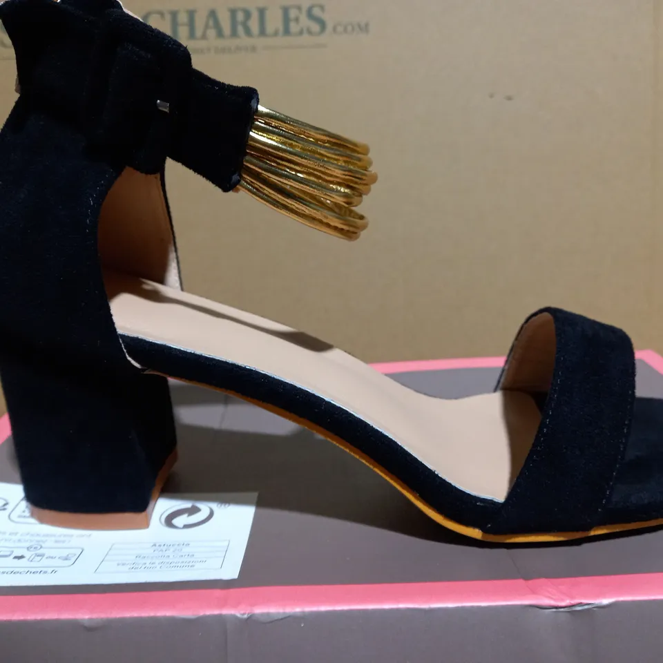 WOMENS OPEN-TOE ANKLE STRAP CHUNKY HEELED SANDALS - SIZE 8