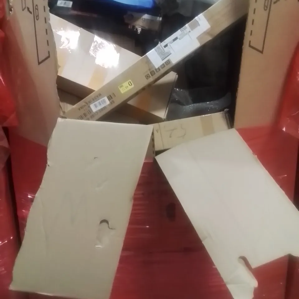 PALLET CONTAINING ASSORTED ITEMS TO INCLUDE: PULL UP BAR, SAFE LADDER CLAMP AND CHRISTMAS WREATH ETC...