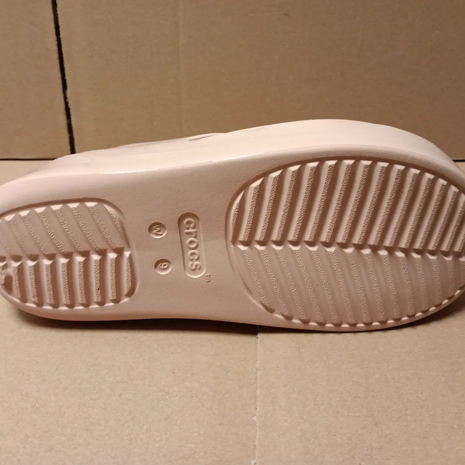 UNBOXED CROCS GETAWAY PLATFOEM PATENT FLIP IN NUDE - W9