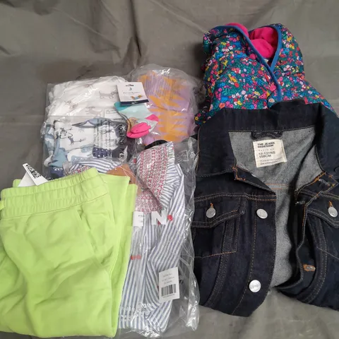 BOX OF APPROXIMATELY 30 ASSORTED KIDS CLOTHING ITEMS TO INCUDE - JACKET, SHORTS, TOPS, ETC