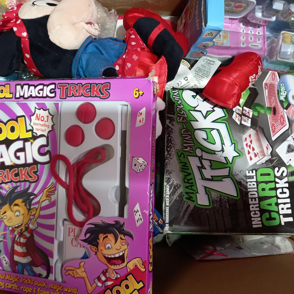 BOX OF APPROXIMATELY 15 ASSORTED TOYS AND GAMES TO INCLUDE CRAYOLA CREATE & COLOUR WITH WASHABLE MARKERS, YAHTZEE, OMAR & HANA PUZZLE SET, ETC