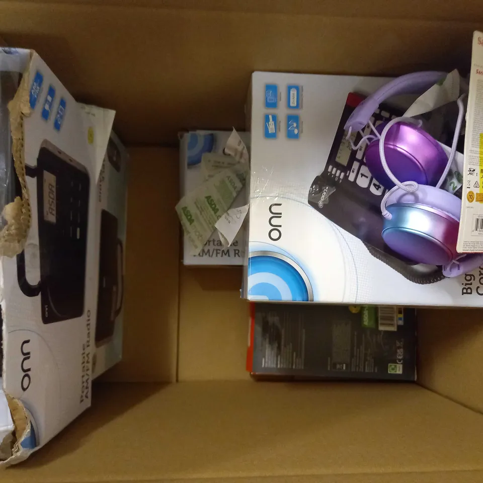 BOX OF APPROXIMATELY 10 ASSORTED ELECTRICAL ITEMS TO INCLUDE ONE FOR ALL HDTV INDOOR AERIAL, ONN PORTABLE AM/FM RADIO, ONN LANDLINE PHONE, ETC