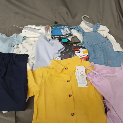 APPROXIMATELY 30 ASSORTED KIDS CLOTHING ITEMS IN VARIOUS STYLES, SIZES & COLOURS TO INCLUDE NIGHTWEAR, SHIRT, TOP, ETC