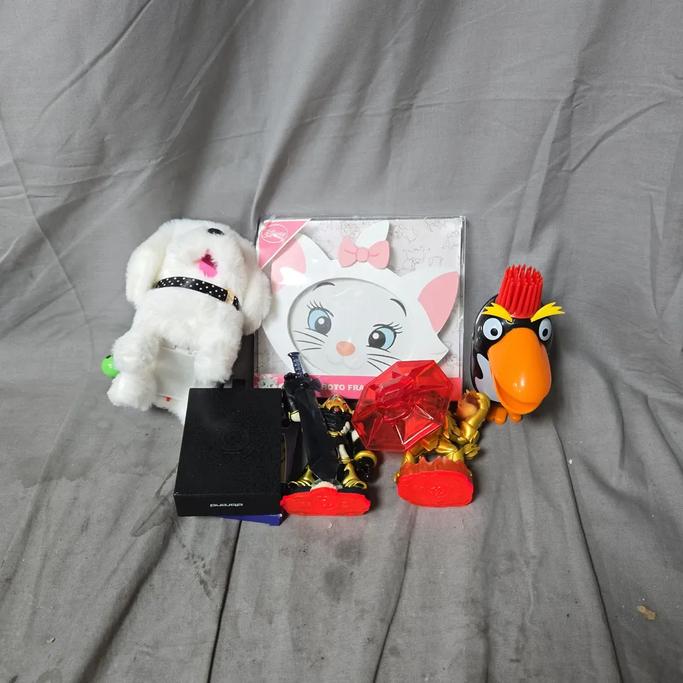 APPROXIMATELY 20 ASSORTED ITEMS OF TOYS AND GAMES INCLUDING FLUFFY DOG, CAT PHOTO FRAME, PLAYING CARDS, AND SAFARI ANIMALS TOP TRUMPS