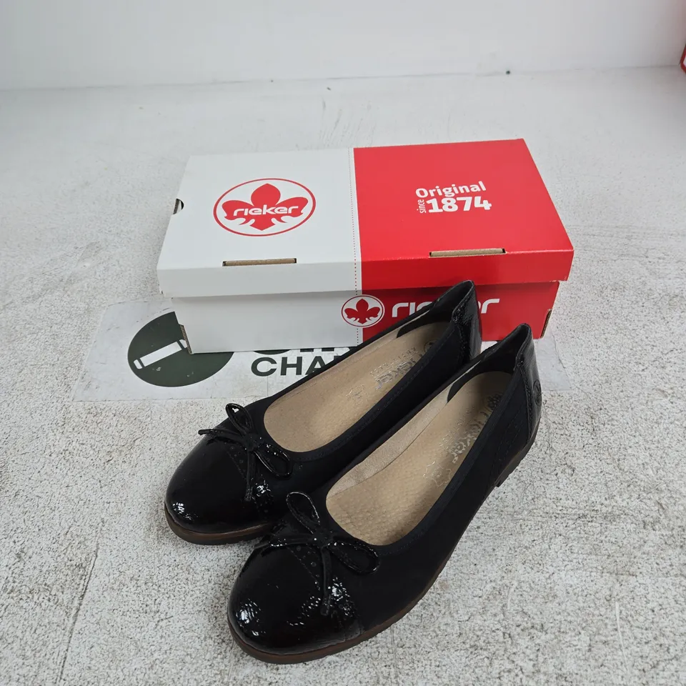 RIEKER WOMEN’S BLACK PATENT BALLET FLATS – UK 6 (EU 39) – BOXED