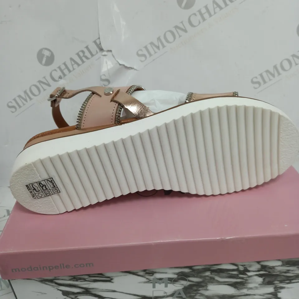 BOXED PAIR OF MODA IN PELLE ARITA CAMEO LEATHER TRAINERS - SIZE 8