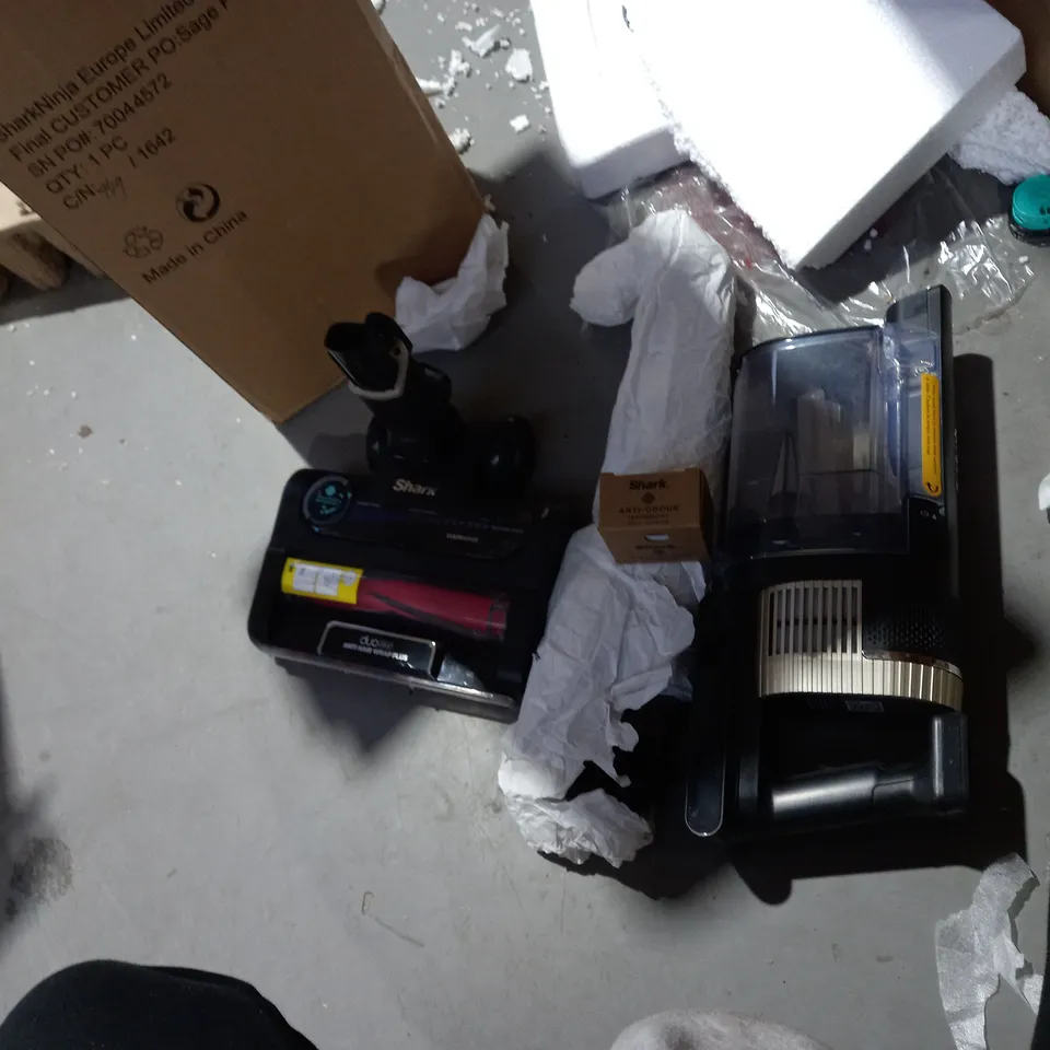 SHARK STRATOS CORDLESS VACUUM W/ANTI HAIR WRAP & CLEAN SENSE IQ IZ400UKT