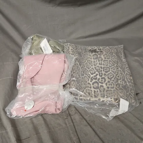 APPROXIMATELY 20 ASSORTED CLOTHING ITEMS IN VARIOUS STYLES AND SIZES 