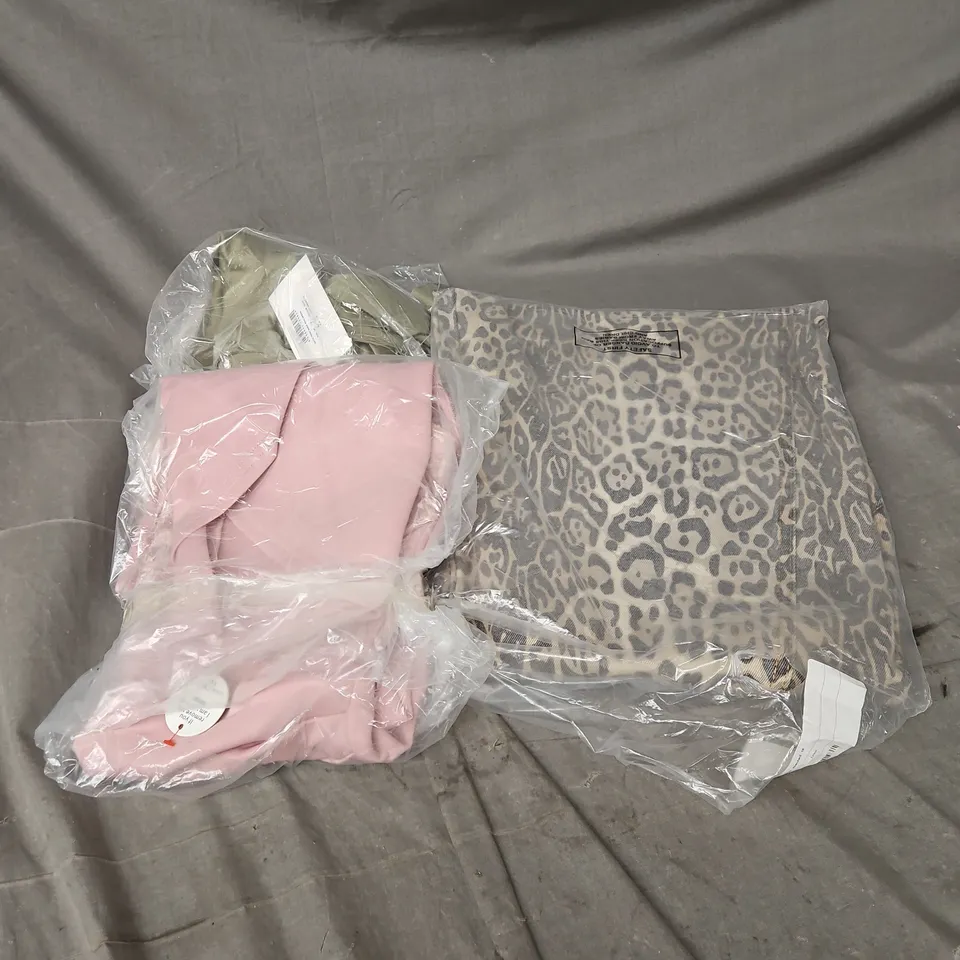 APPROXIMATELY 20 ASSORTED CLOTHING ITEMS IN VARIOUS STYLES AND SIZES 