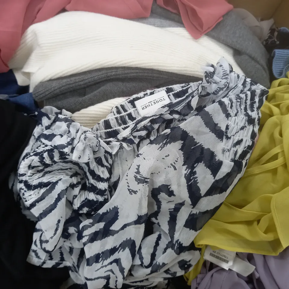 BOX OF APPROX 20 ASSORTED CLOTHING ITEMS TO INCLUDE -WULI:LUU - KIM&CO - CENTIGRADE ECT